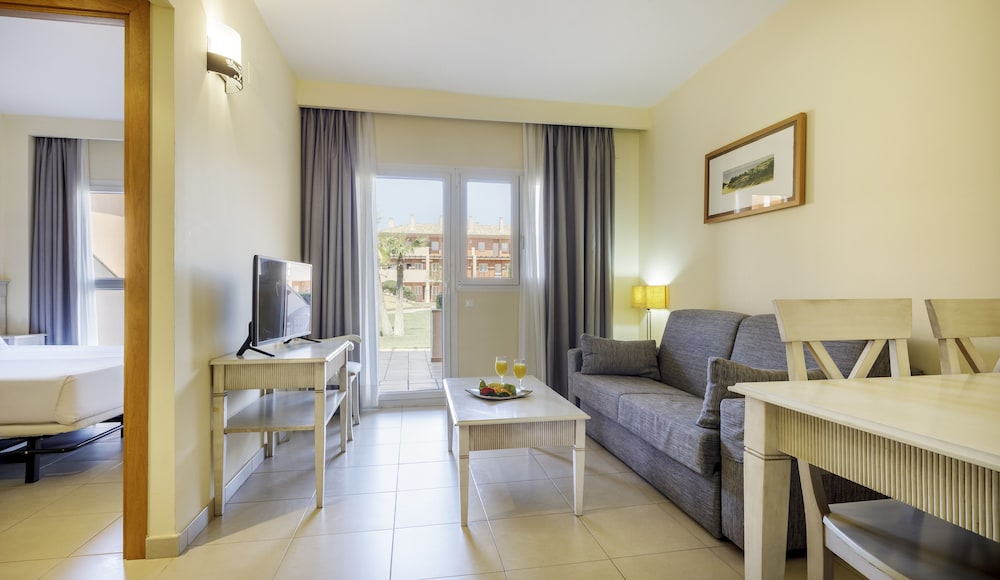 Aparthotel ILUNION Sancti Petri — Hotel rooms in Chiclana de la Frontera, Andalusia