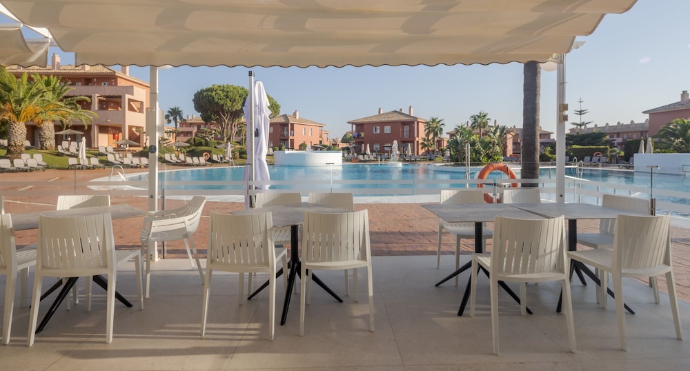 Aparthotel ILUNION Sancti Petri — Swimming pool in Chiclana de la Frontera, Andalusia