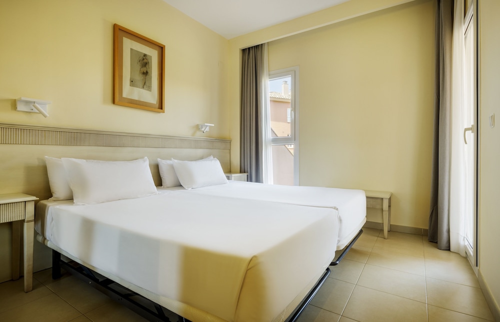 Aparthotel ILUNION Sancti Petri — Hotel rooms in Chiclana de la Frontera, Andalusia
