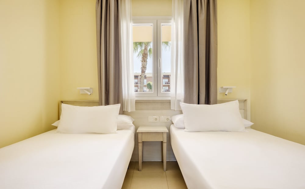 Aparthotel ILUNION Sancti Petri — Hotel rooms in Chiclana de la Frontera, Andalusia