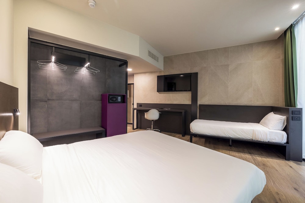 Hotel Degli Arcimboldi — Hotel rooms in Milan, Lombardy