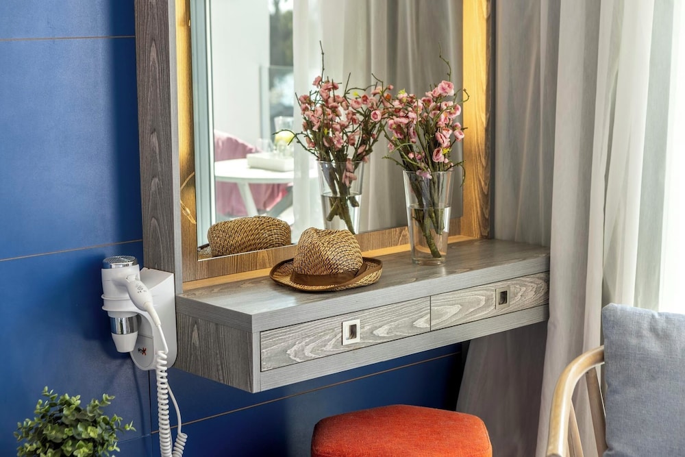 Park Beach Hotel — Rooms in Limassol, Limassol Region