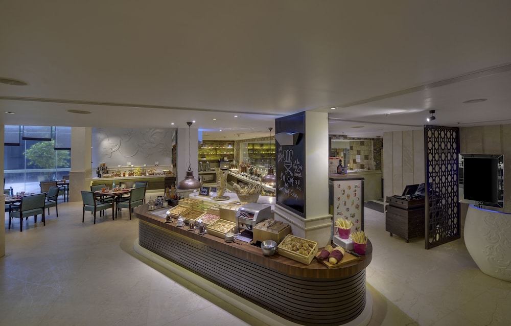 Novotel Goa Resort & Spa Candolim — Restaurant & bars in Candolim, Goa