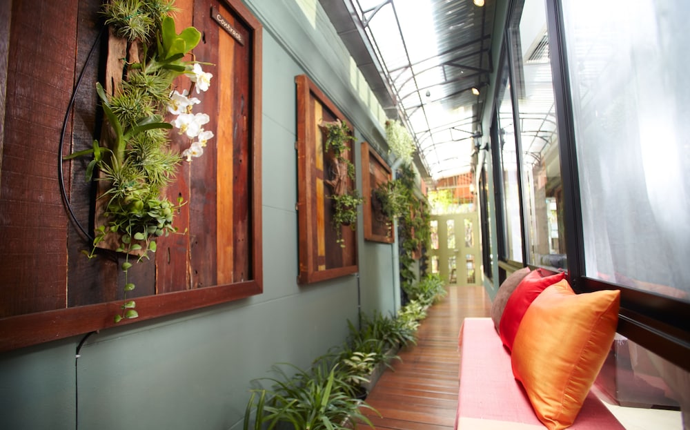 Super OYO 484 Pannee Residence Khaosan (Sha Plus) — Hotel building in Bangkok, Bangkok