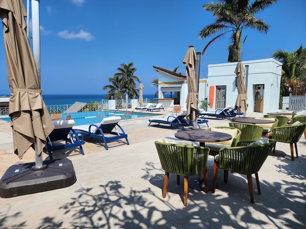 Hotel 39 Jamaica — Swimming pool in Montego Bay