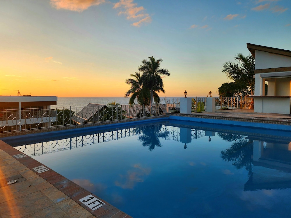 Hotel 39 Jamaica — Swimming pool in Montego Bay