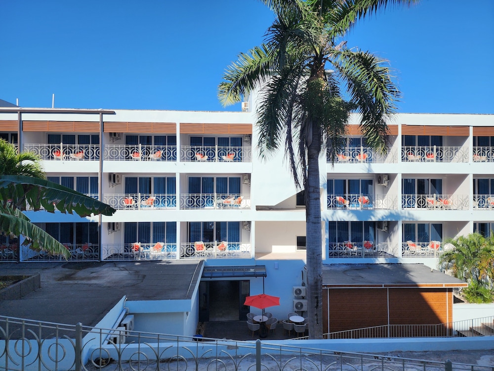 Hotel 39 Jamaica — Hotel building in Montego Bay