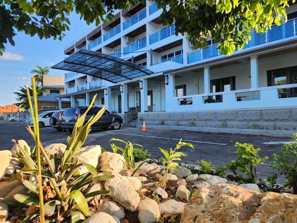Hotel 39 Jamaica — Hotel building in Montego Bay