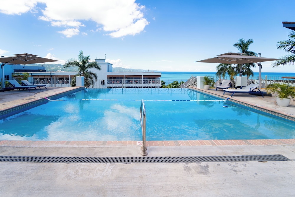Hotel 39 Jamaica — Swimming pool in Montego Bay