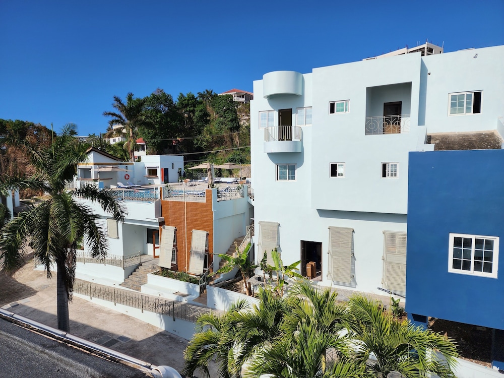 Hotel 39 Jamaica — Hotel building in Montego Bay