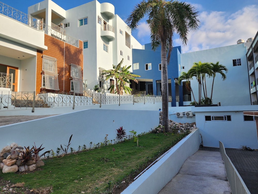 Hotel 39 Jamaica — Hotel building in Montego Bay