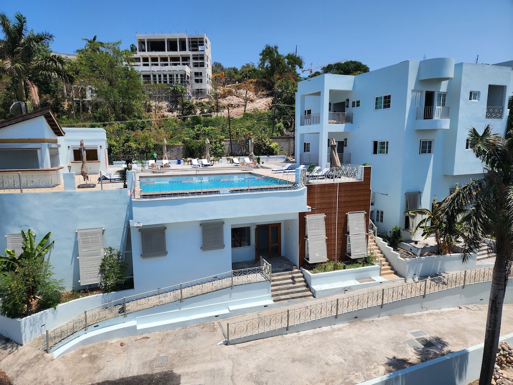 Hotel 39 Jamaica — Swimming pool in Montego Bay