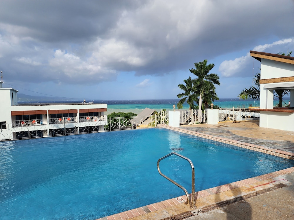 Hotel 39 Jamaica — Swimming pool in Montego Bay