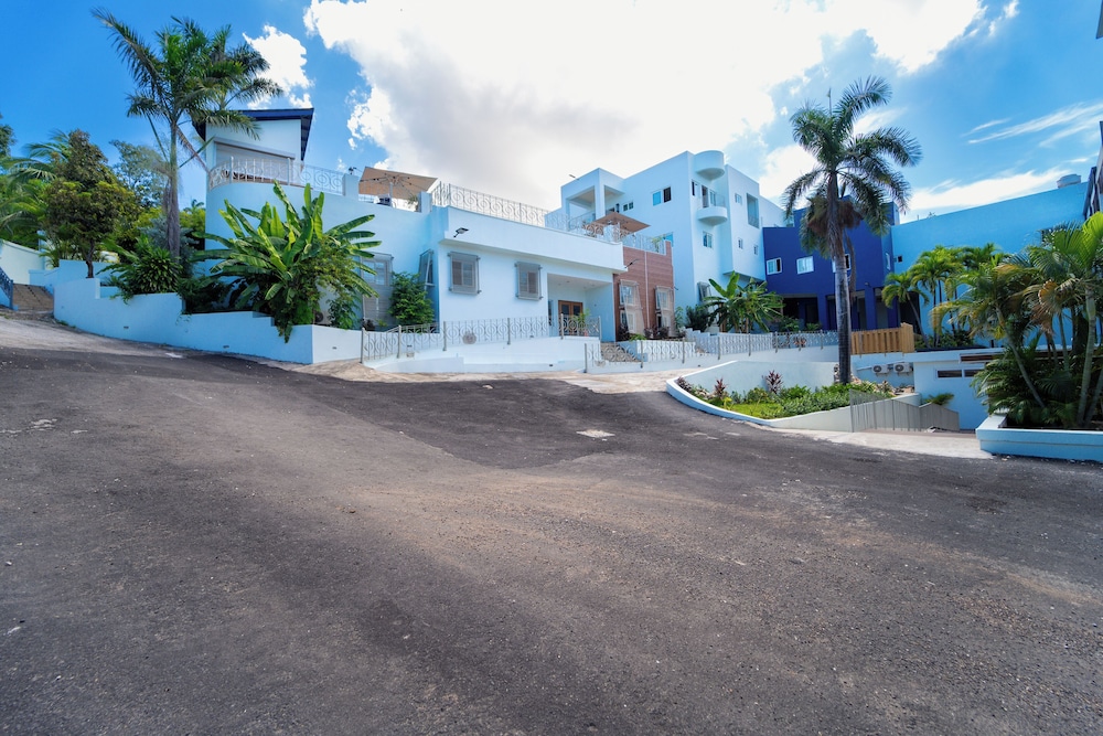 Hotel 39 Jamaica — Hotel building in Montego Bay