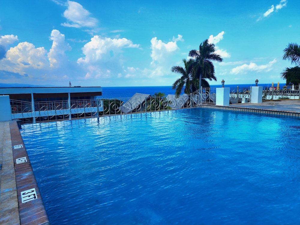 Hotel 39 Jamaica — Swimming pool in Montego Bay