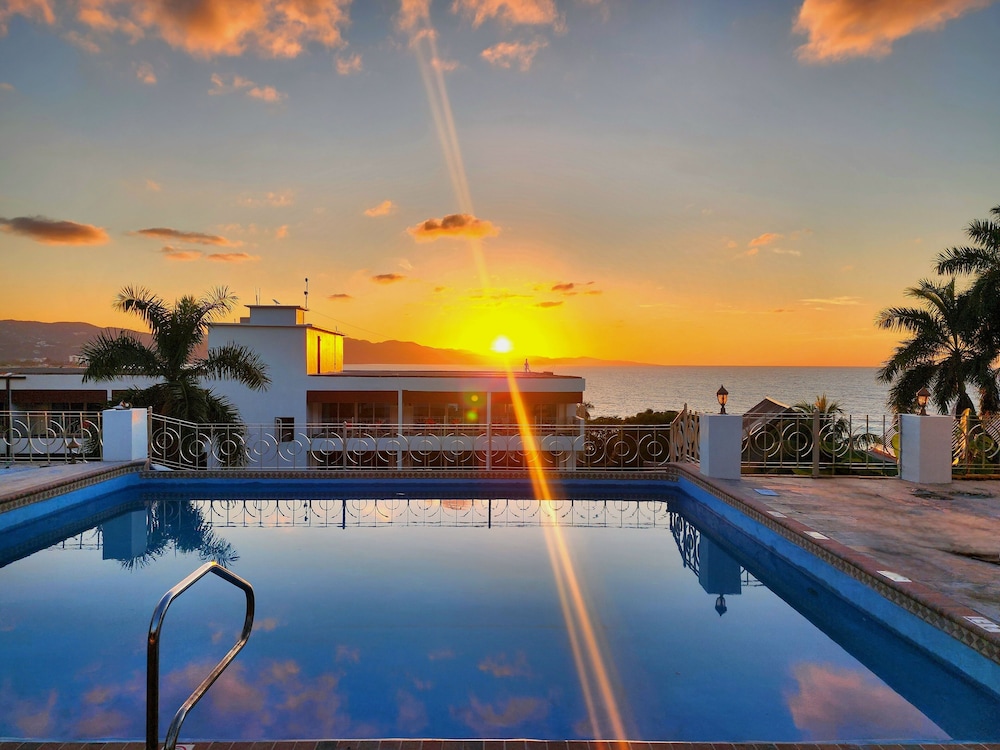 Hotel 39 Jamaica — Swimming pool in Montego Bay