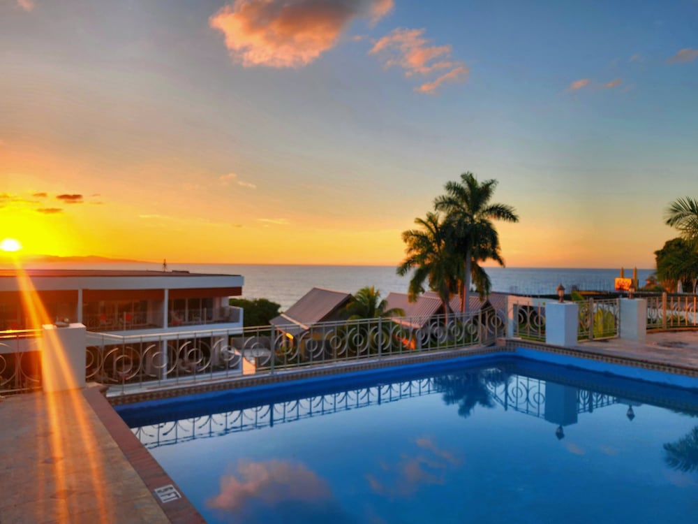 Hotel 39 Jamaica — Swimming pool in Montego Bay