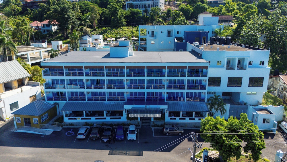 Hotel 39 Jamaica — Hotel building in Montego Bay