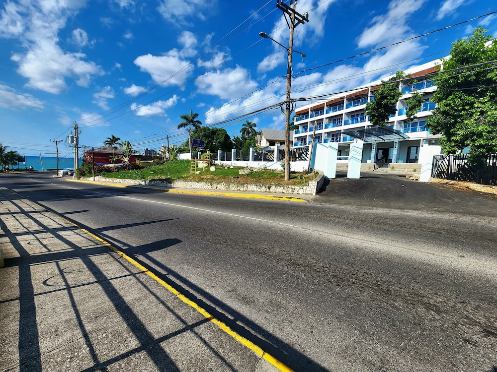 Hotel 39 Jamaica — Hotel building in Montego Bay