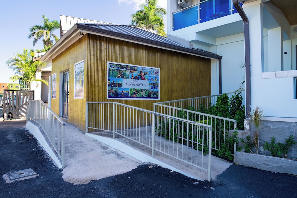 Hotel 39 Jamaica — Hotel building in Montego Bay