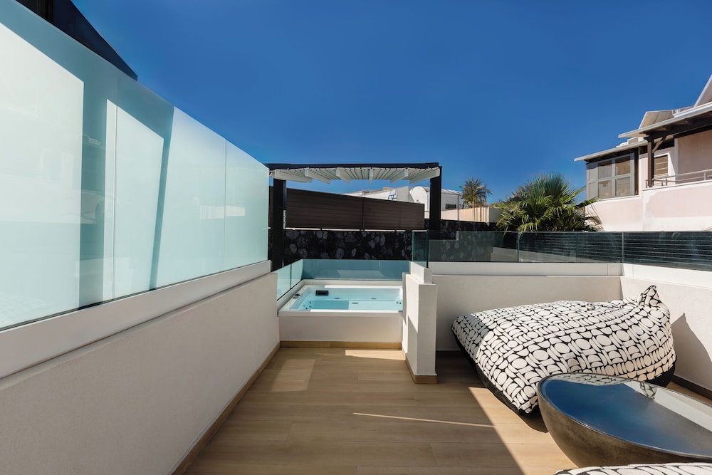 Santo Mangata Boutique Hotel & Spa - Adults Only — Swimming pool in Perissa, South Aegean
