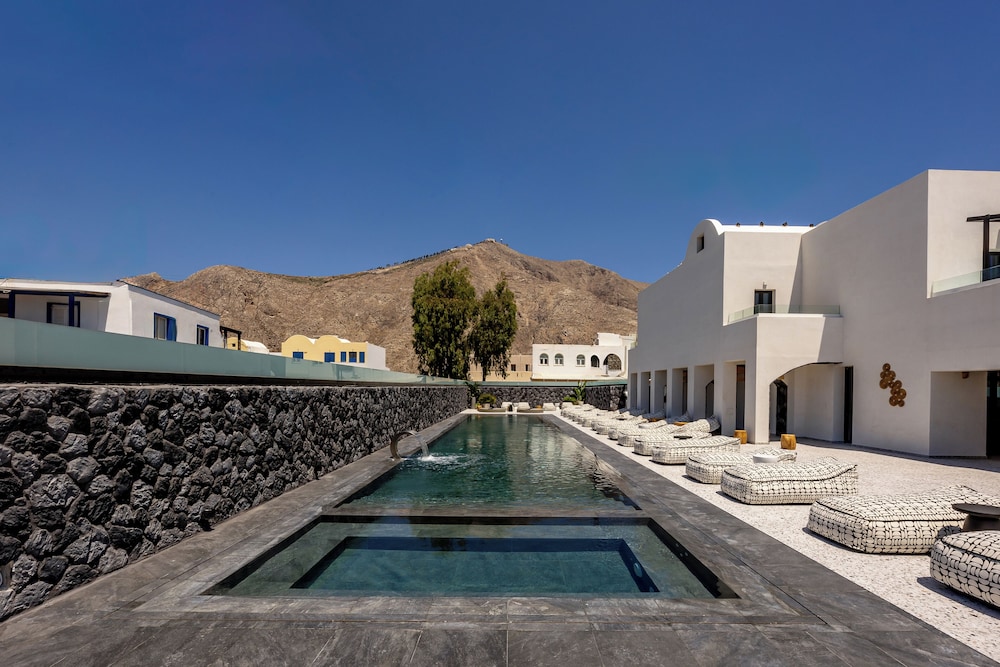Santo Mangata Boutique Hotel & Spa - Adults Only — Swimming pool in Perissa, South Aegean
