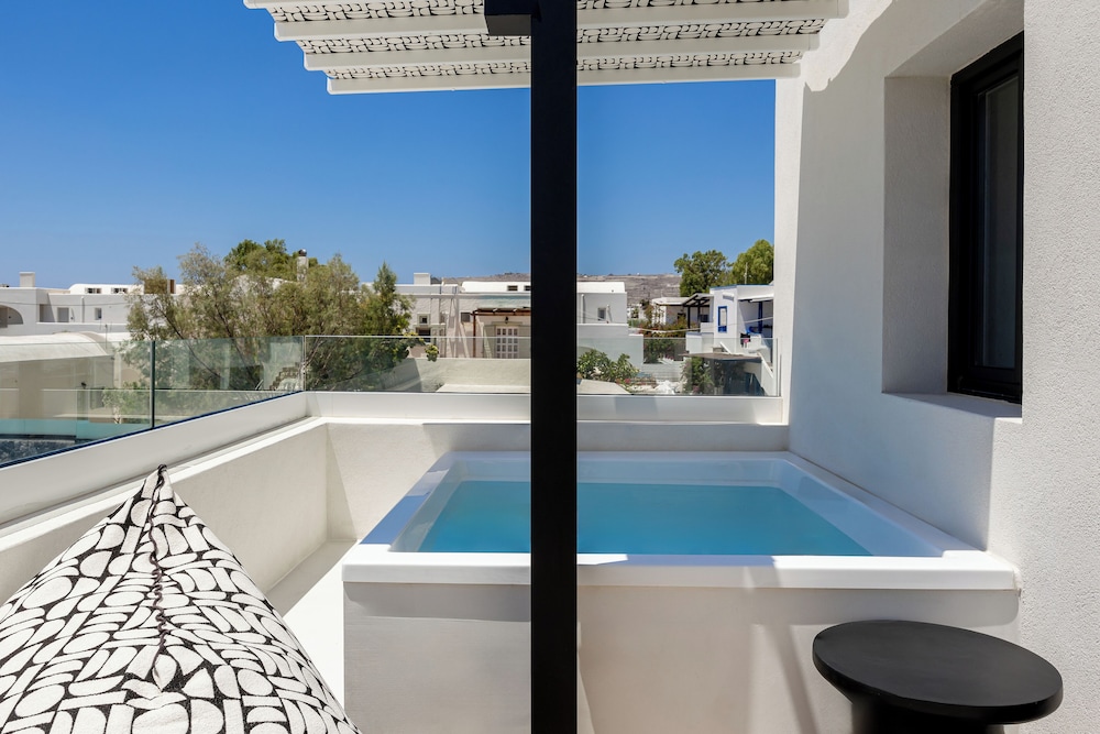 Santo Mangata Boutique Hotel & Spa - Adults Only — Swimming pool in Perissa, South Aegean