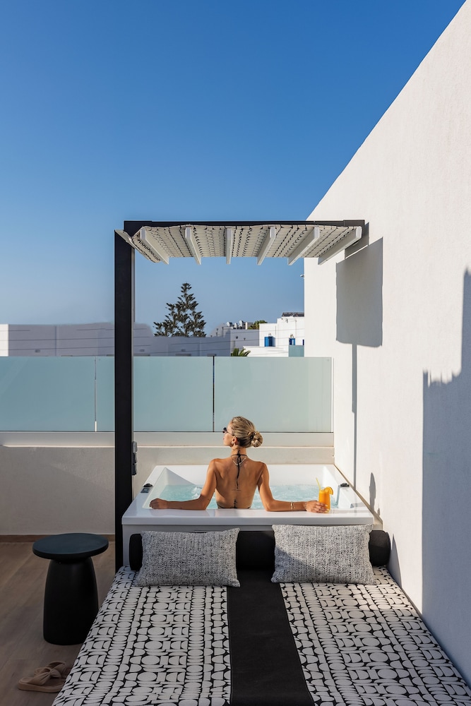 Santo Mangata Boutique Hotel & Spa - Adults Only — Hotel rooms in Perissa, South Aegean
