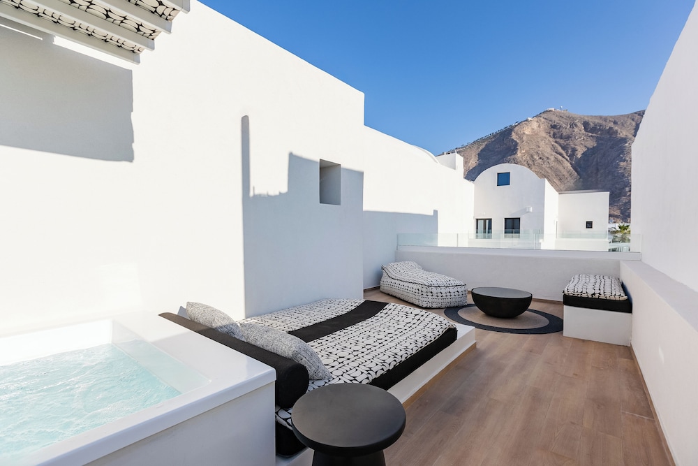 Santo Mangata Boutique Hotel & Spa - Adults Only — Hotel building in Perissa, South Aegean