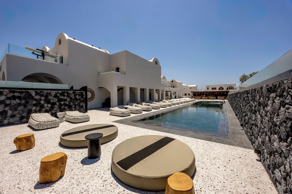 Santo Mangata Boutique Hotel & Spa - Adults Only — Swimming pool in Perissa, South Aegean