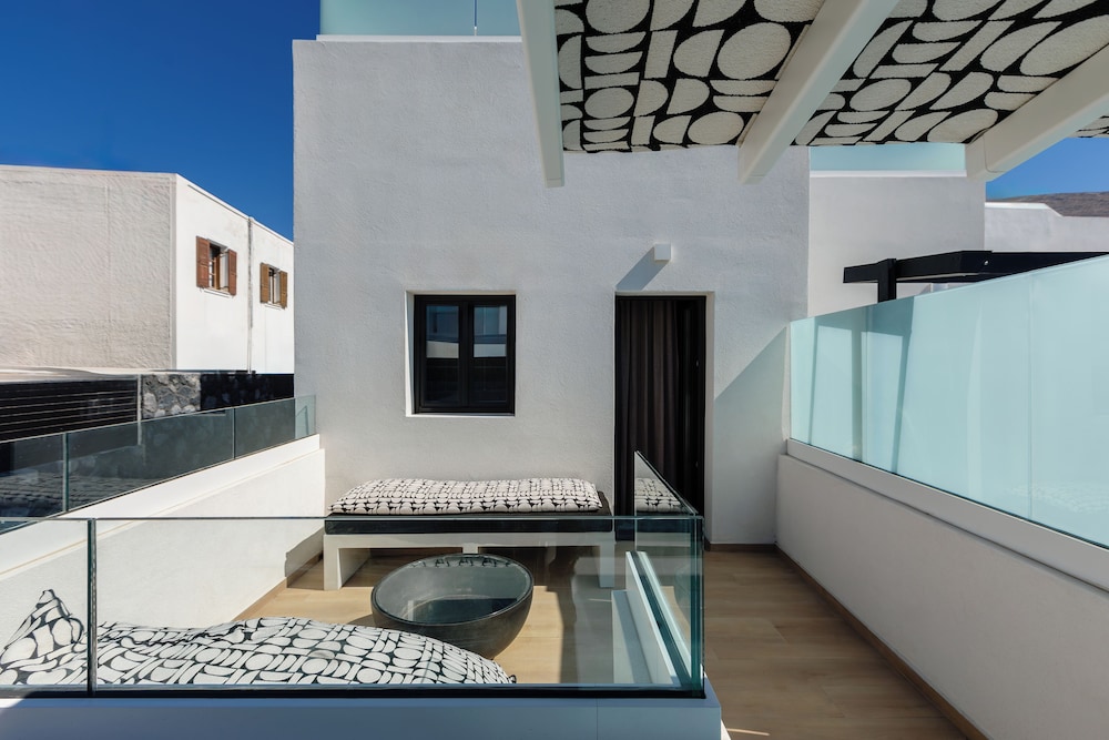 Santo Mangata Boutique Hotel & Spa - Adults Only — Hotel building in Perissa, South Aegean