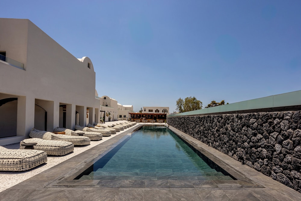 Santo Mangata Boutique Hotel & Spa - Adults Only — Swimming pool in Perissa, South Aegean