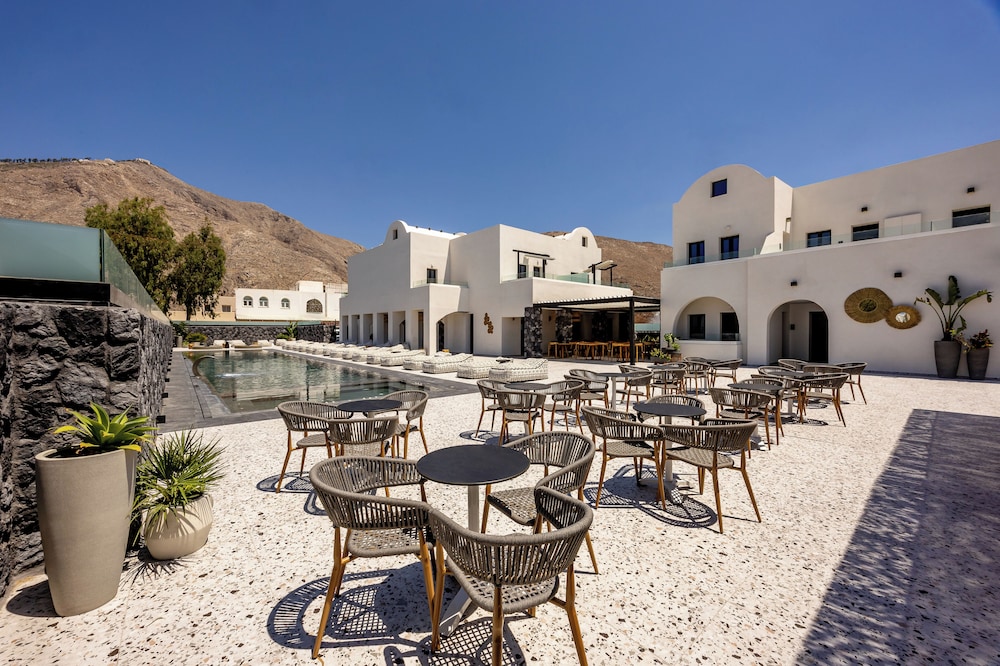 Santo Mangata Boutique Hotel & Spa - Adults Only — Hotel building in Perissa, South Aegean
