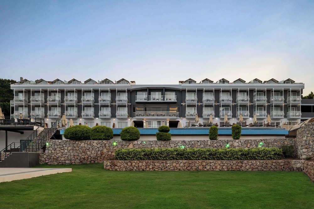 Ramada by Wyndham Fethiye Oludeniz — Hotel building in Fethiye, Mugla