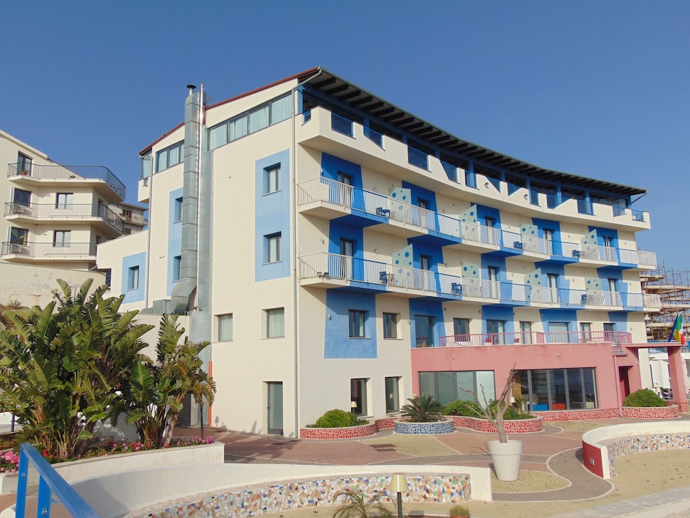 Tus' Hotel — Hotel building in Castel di Tusa, Sicily