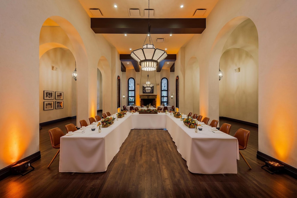 Hotel Figueroa, Unbound Collection by Hyatt — Restaurant & bars in Los Angeles, California