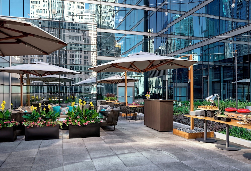 Loews Chicago Hotel — Restaurant & bars in Chicago, Illinois
