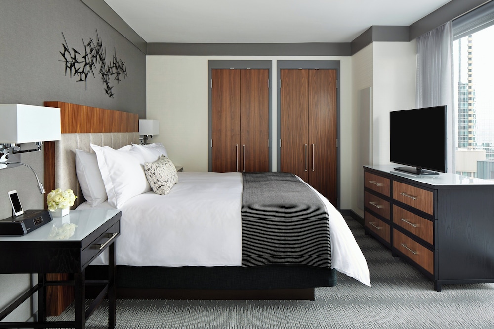 Loews Chicago Hotel — Hotel rooms in Chicago, Illinois
