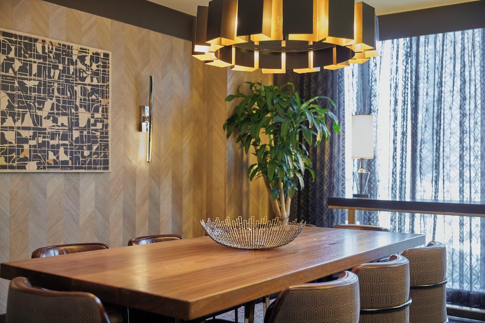 Loews Chicago Hotel — Restaurant & bars in Chicago, Illinois