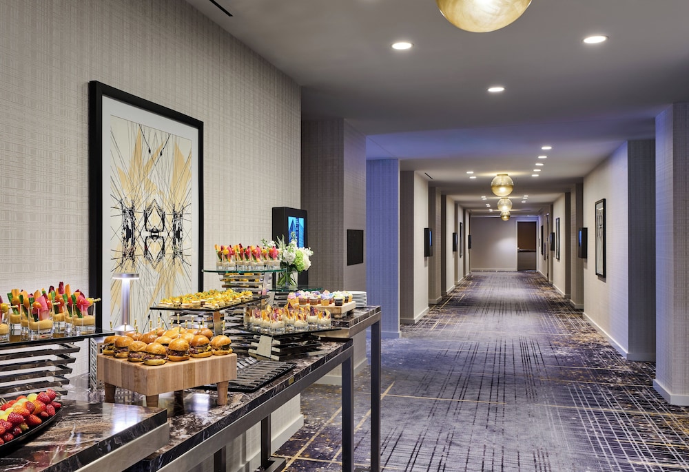 Loews Chicago Hotel — Restaurant & bars in Chicago, Illinois
