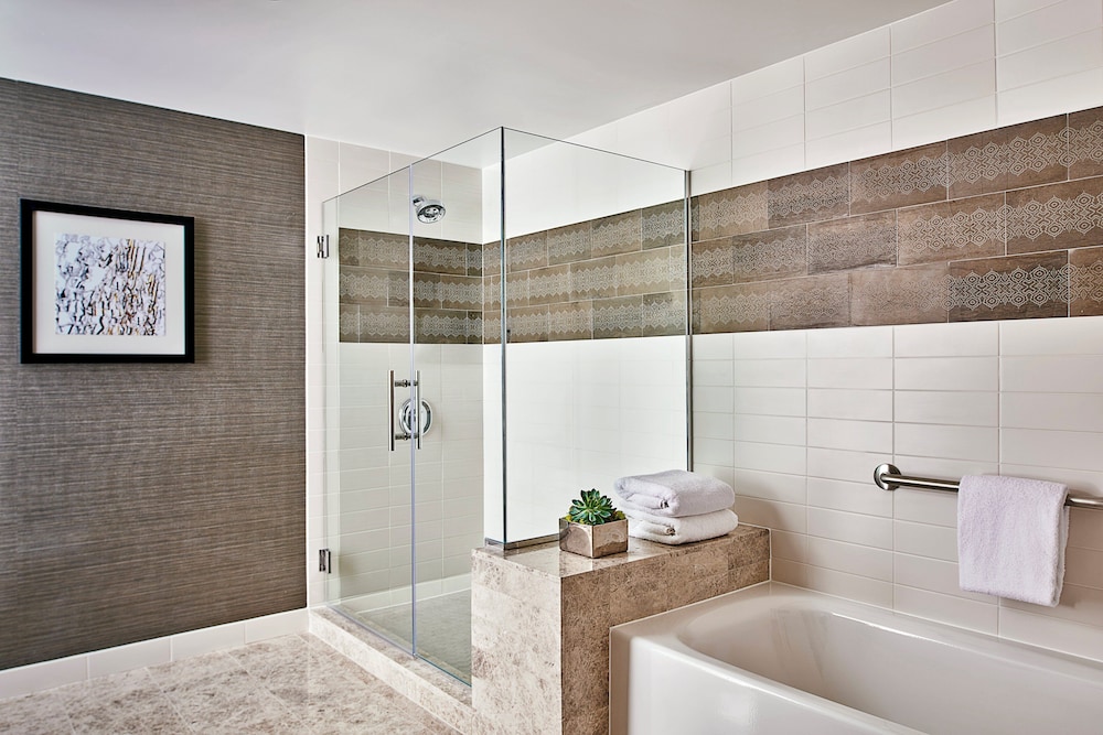 Loews Chicago Hotel — Hotel rooms in Chicago, Illinois