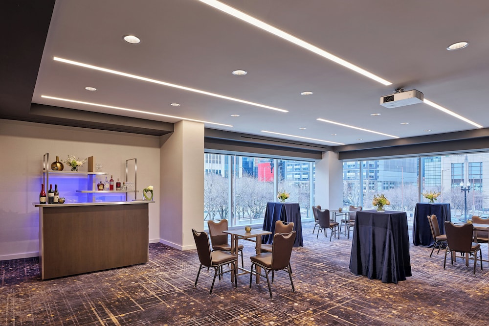 Loews Chicago Hotel — Restaurant & bars in Chicago, Illinois