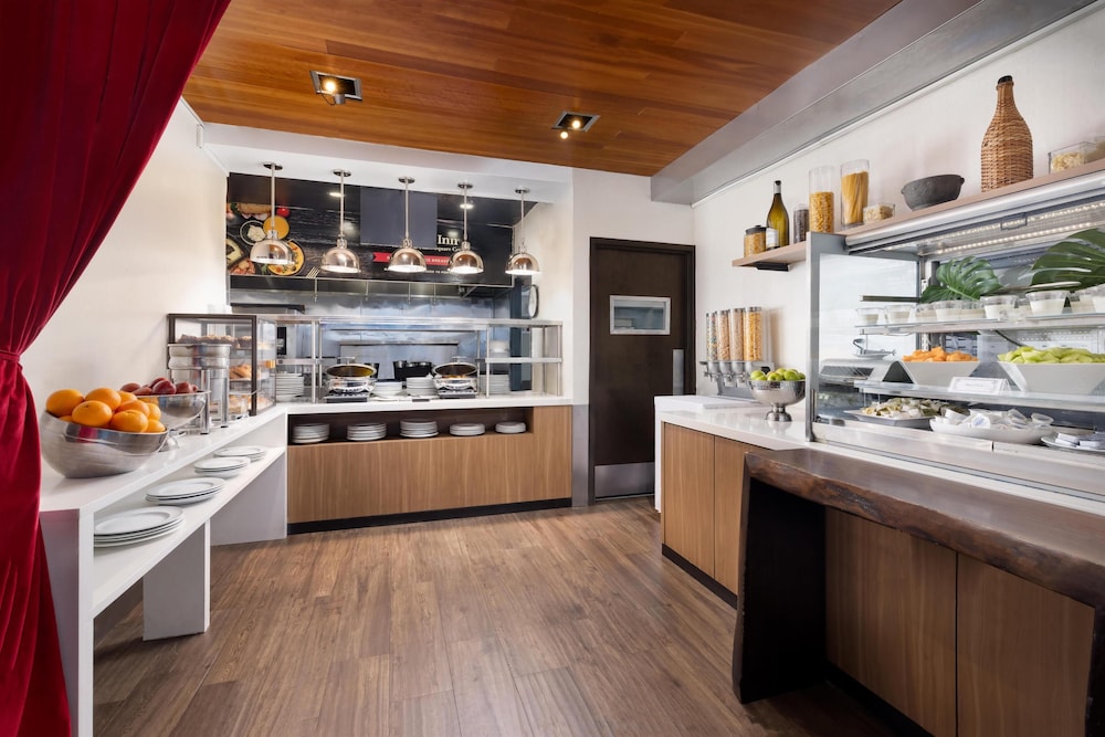 Hilton Garden Inn New York/Times Square Central — Restaurant & bars in New York City, New York State