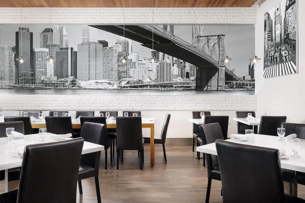 Hilton Garden Inn New York/Times Square Central — Restaurant & bars in New York City, New York State
