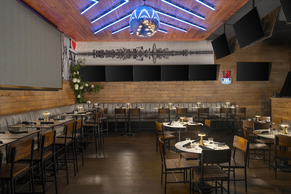 Hilton Garden Inn New York/Midtown Park Ave — Restaurant & bars in New York City, New York State