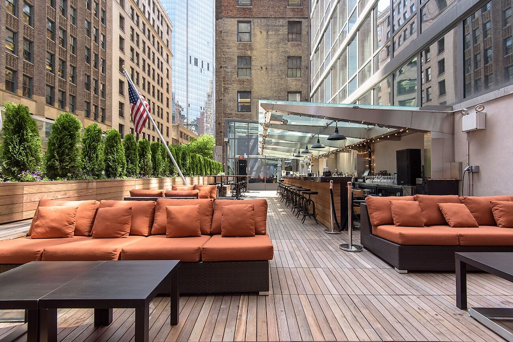 Hilton Garden Inn New York/Midtown Park Ave — Restaurant & bars in New York City, New York State