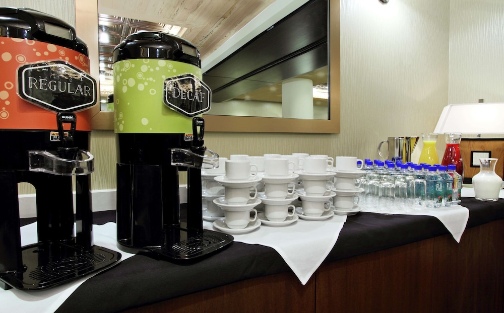 Hilton Garden Inn New York/Midtown Park Ave — Restaurant & bars in New York City, New York State