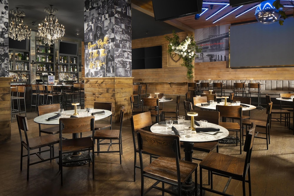 Hilton Garden Inn New York/Midtown Park Ave — Restaurant & bars in New York City, New York State