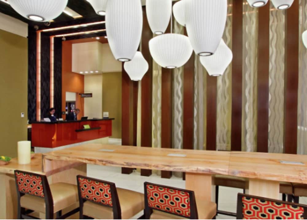 Hilton Garden Inn New York/Midtown Park Ave — Restaurant & bars in New York City, New York State