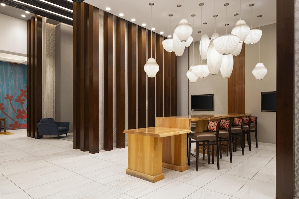 Hilton Garden Inn New York/Midtown Park Ave — Restaurant & bars in New York City, New York State